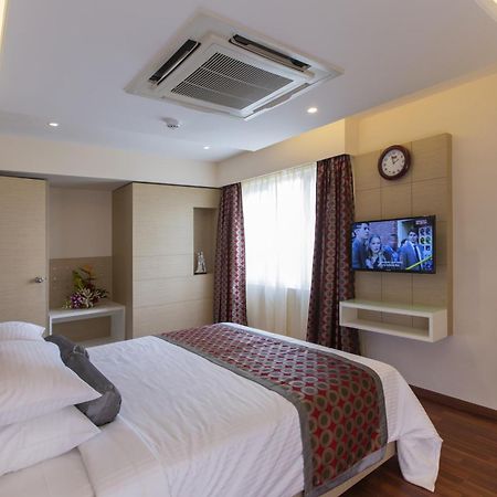 The President Hotel Bangalore Room photo