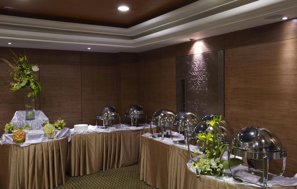 The President Hotel Bangalore Exterior photo